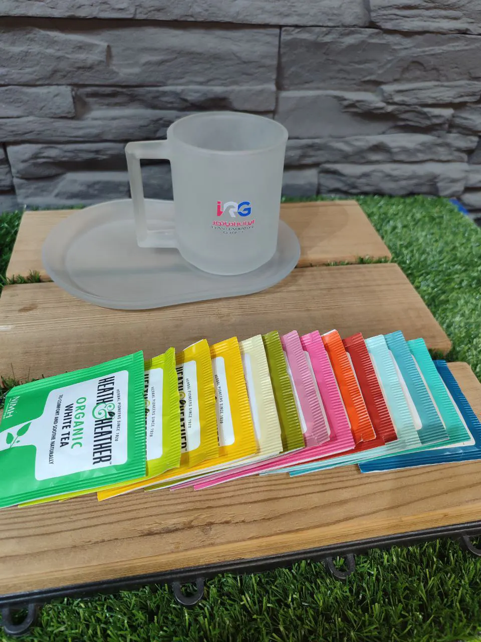 ترکیب زیبایی از پیش دستی همراه لیوان شیشه ای با انتخاب دمنوش های ارگانیک-1 ترکیب پیش دستی و لیوان شیشه ای - تصویر 1